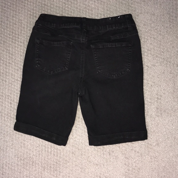 Bermuda | Black Jean Short - Picture 2 of 3